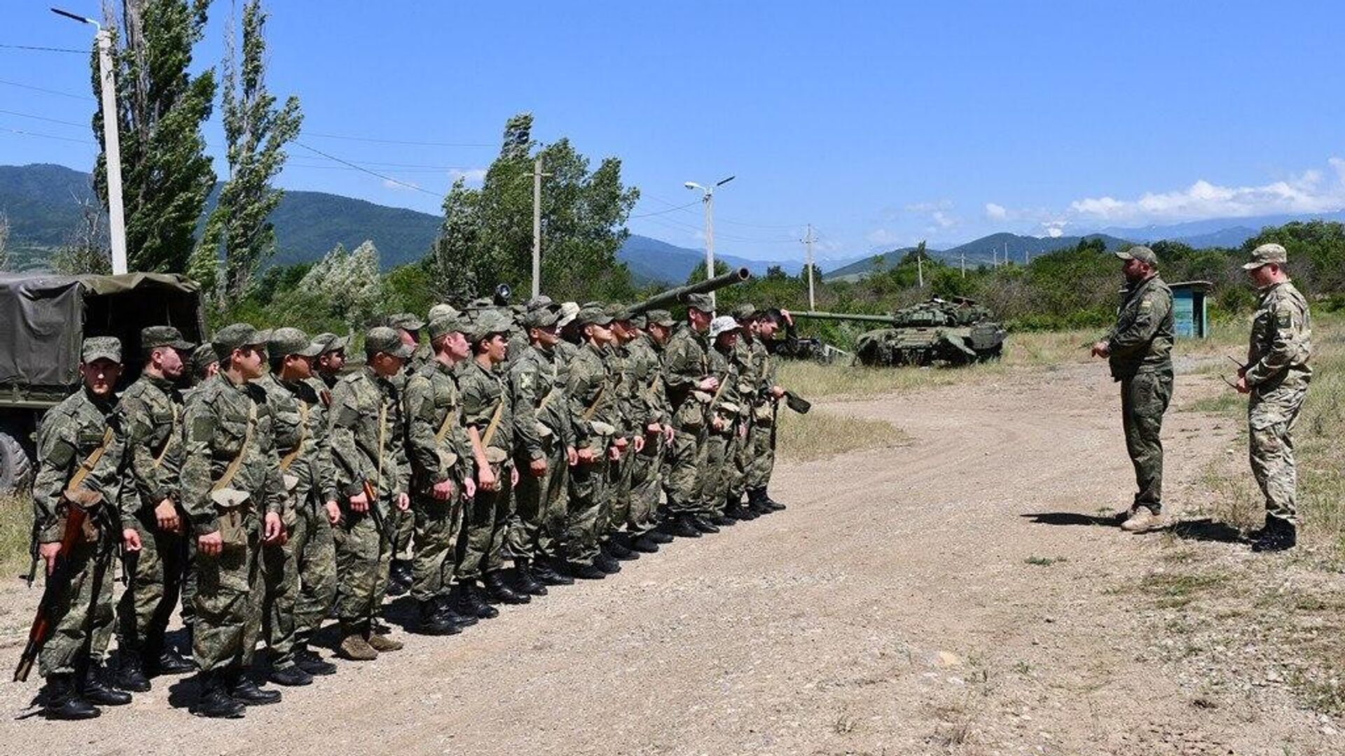 Солдаты-срочники выполнили упражнения начальных стрельб - Sputnik Южная Осетия, 1920, 07.07.2023