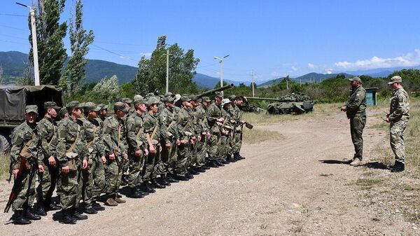 Солдаты-срочники выполнили упражнения начальных стрельб - Sputnik Южная Осетия