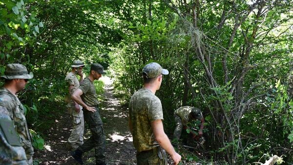 Военнослужащие Минобороны РЮО благоустраивают территории взятых под патронаж исторических объектов - Sputnik Южная Осетия
