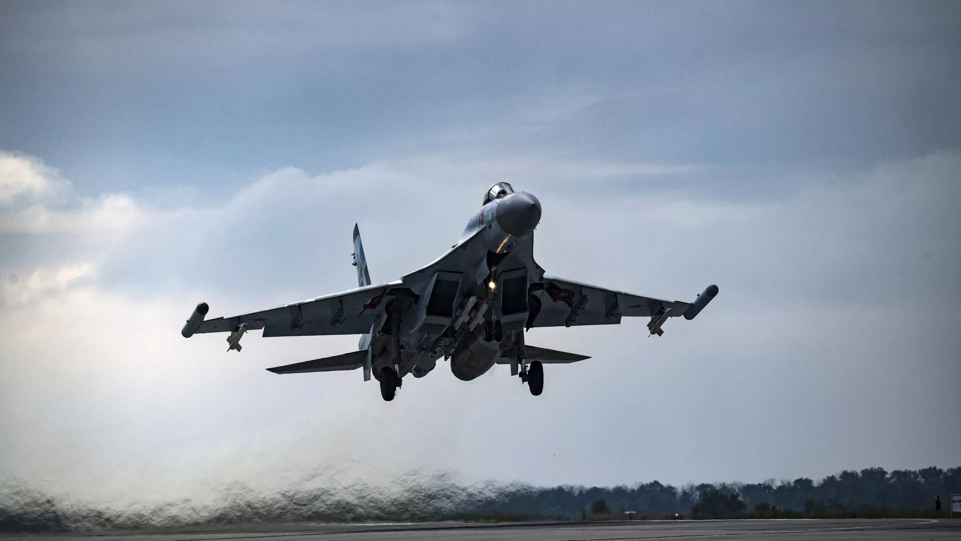 Многоцелевой истребитель Су-35 ВКС России. Архивное фото