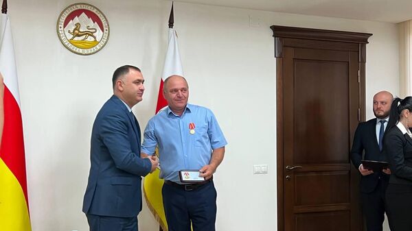 Президент РЮО Алан Гаглоев наградил ветеранов миротворческих сил  - Sputnik Южная Осетия