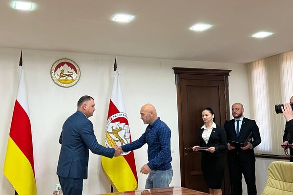 Президент РЮО Алан Гаглоев наградил ветеранов миротворческих сил  - Sputnik Южная Осетия