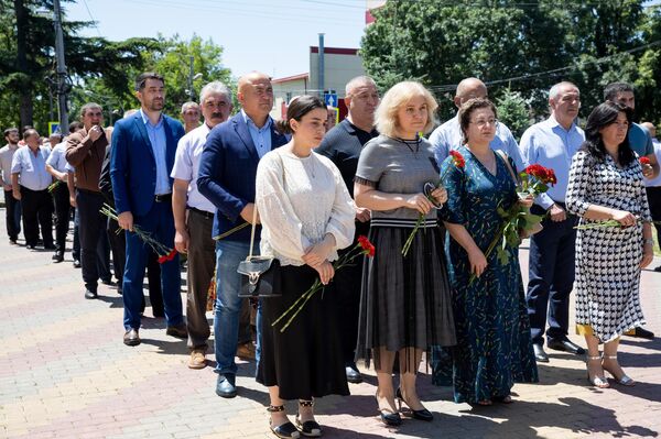 В Цхинвале возложили цветы и венки к памятной стеле на улице Миротворцев  - Sputnik Южная Осетия
