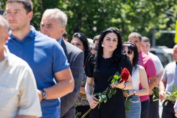 В Цхинвале возложили цветы и венки к памятной стеле на улице Миротворцев  - Sputnik Южная Осетия