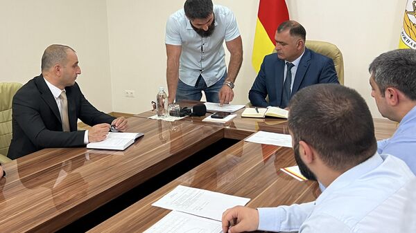 Совещание с президентом по благоустройству Большого парка - Sputnik Южная Осетия