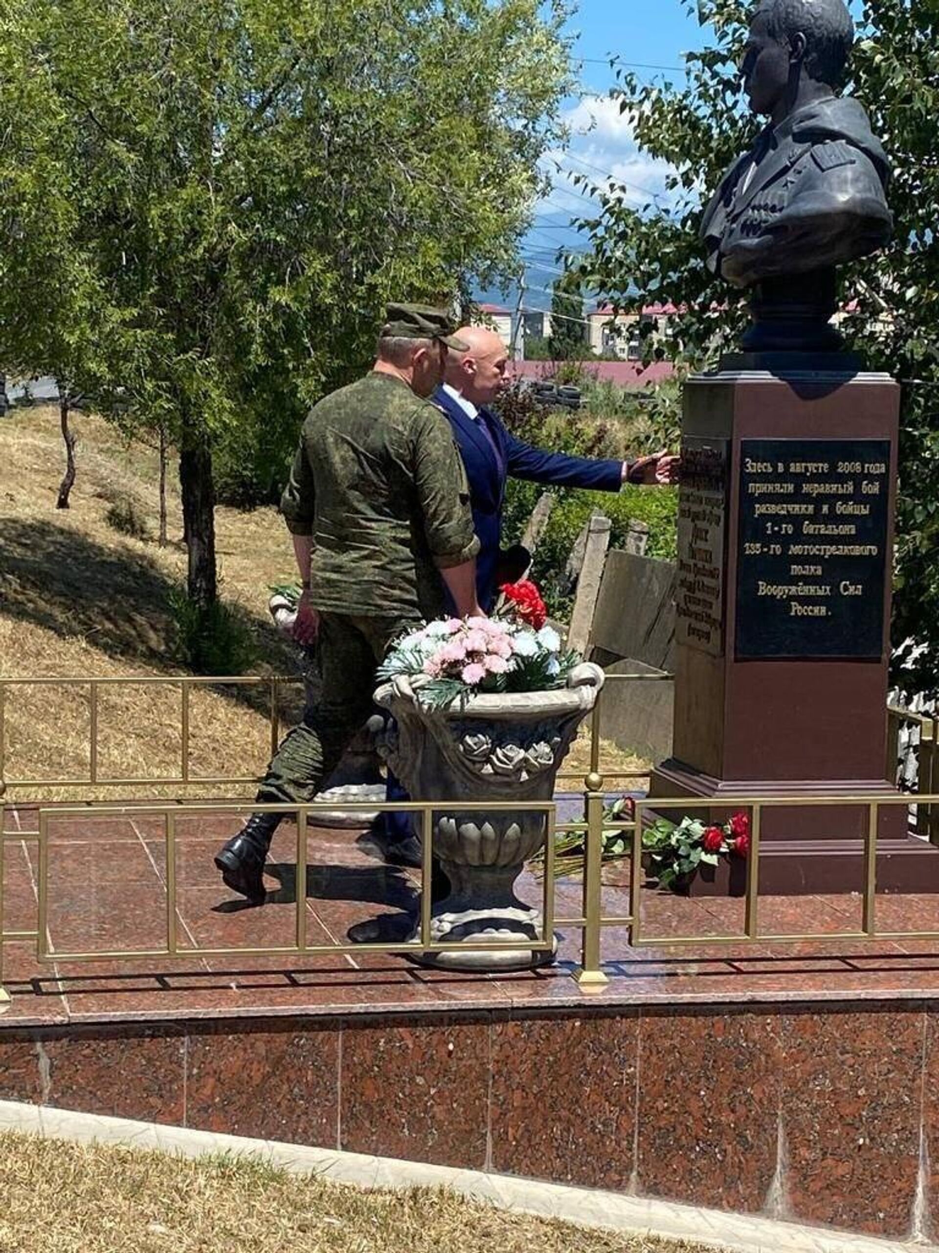 Фото с возложения цветов сегодня