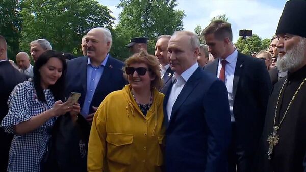 Подлодка и много селфи: Лукашенко и Путин погуляли по Кронштадту – видео - Sputnik Южная Осетия