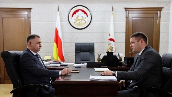 Президент Алан Гаглоев встретился с Министром образования и науки Асланом Лолаевым.  - Sputnik Южная Осетия