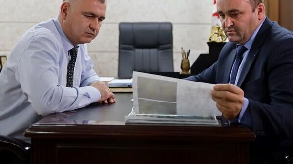 Президент Алан Гаглоев провел встречу с Главой Администрации г. Цхинвал Ромео Хугаевым - Sputnik Южная Осетия