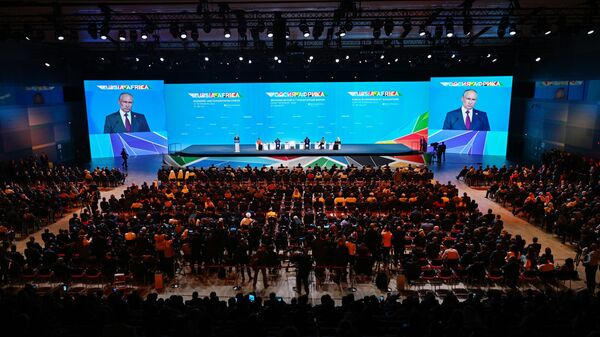 Президент РФ Владимир Путин выступает на пленарном заседании II Cаммита и форума Россия - Африка - Sputnik Южная Осетия