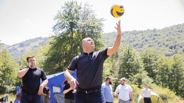 Беседа с молодежью и волейбол: президент Южной Осетии провел день в этнолагере в Начрепа - Sputnik Южная Осетия