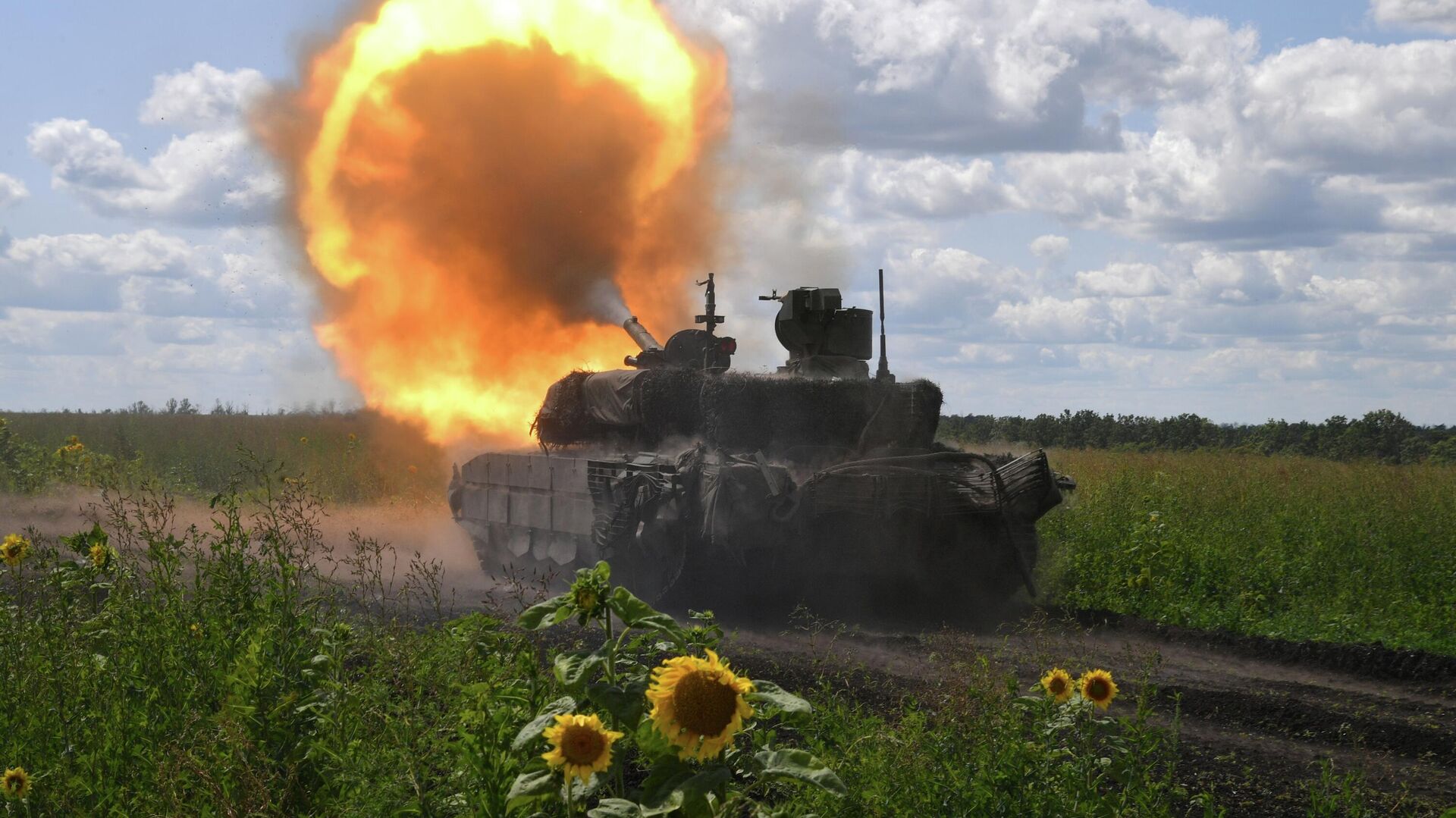 Боевая работа танка Т-90М Прорыв в зоне спецоперации. Архвиное фото  - Sputnik Южная Осетия, 1920, 19.09.2023
