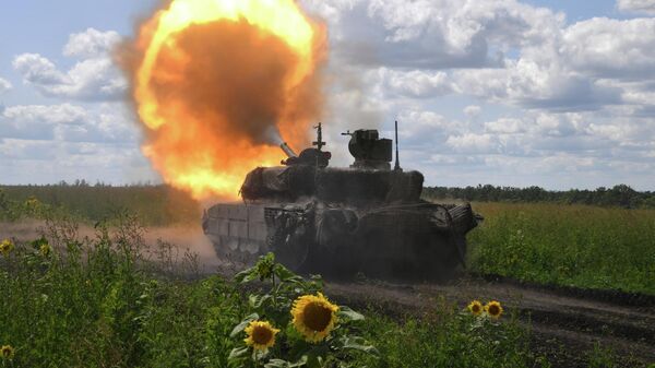 Боевая работа танка Т-90М Прорыв в зоне спецоперации. Архвиное фото  - Sputnik Южная Осетия