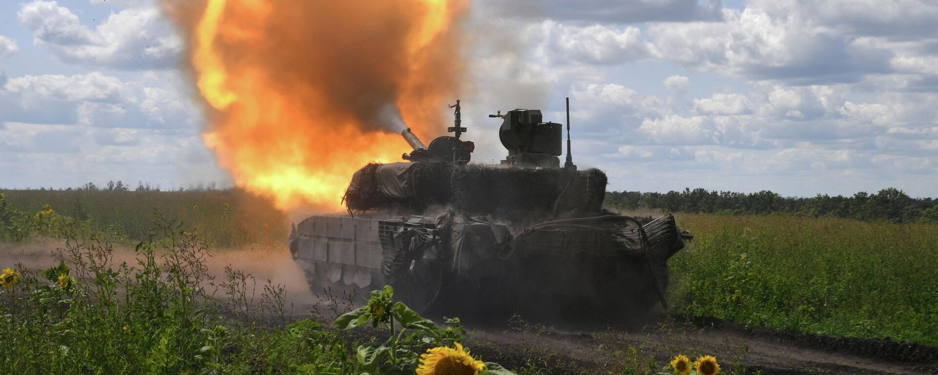 Боевая работа танка Т-90М Прорыв в зоне спецоперации. Архвиное фото  - Sputnik Южная Осетия, 1920, 28.07.2023
