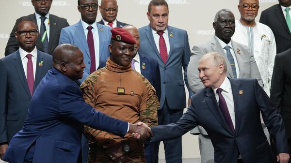Президент РФ Владимир Путин во время совместного фотографирования с главами делегаций - участниками II Саммита Россия - Африка  - Sputnik Южная Осетия