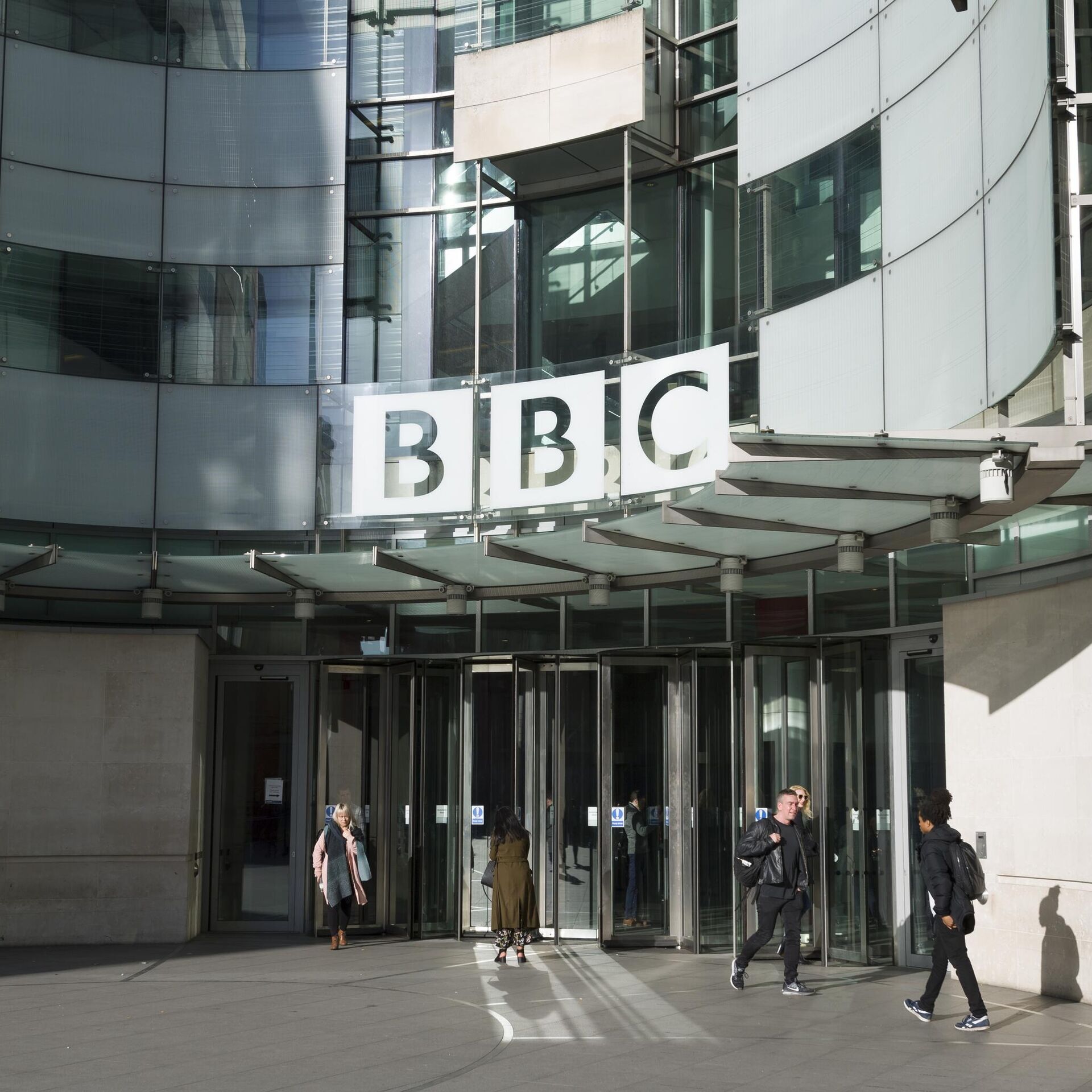Правда риа. Британская вещательная Корпорация. Штаб bbc. Bbc штаб квартира. Центр связи би би си в Лондоне.