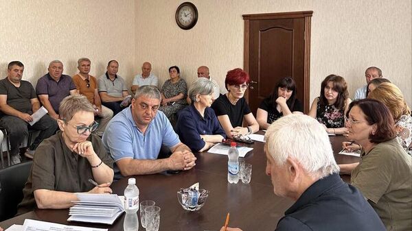 Глава Администрации города Цхинвал Ромео Хугаев провел расширенное аппаратное совещание.  - Sputnik Южная Осетия