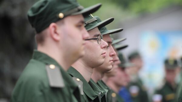 Призывники у сборного пункта военного комиссариата. Архивное фото - Sputnik Южная Осетия