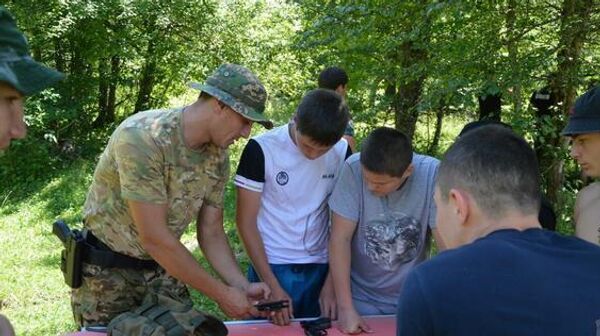 Сотрудники ОМОН Южной Осетии провели занятия для участников этнолагеря - Sputnik Южная Осетия