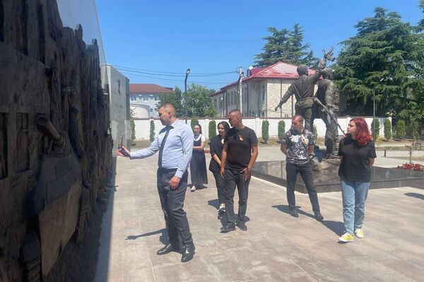 Матери Беслана возложили цветы к монументу Защитникам Цхинвала - Sputnik Южная Осетия