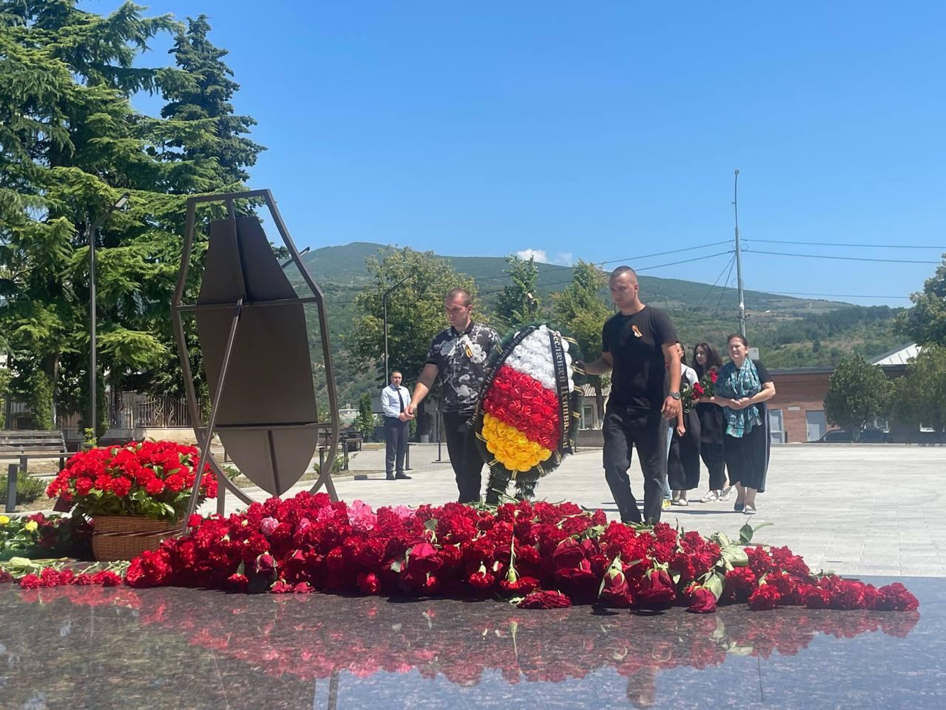 Матери Беслана возложили цветы к монументу Защитникам Цхинвала - Sputnik Южная Осетия, 1920, 08.08.2023