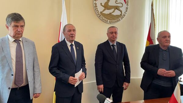Вице-президент Бадра Гунба посетил посольство Южной Осетии в Абхазии - Sputnik Южная Осетия