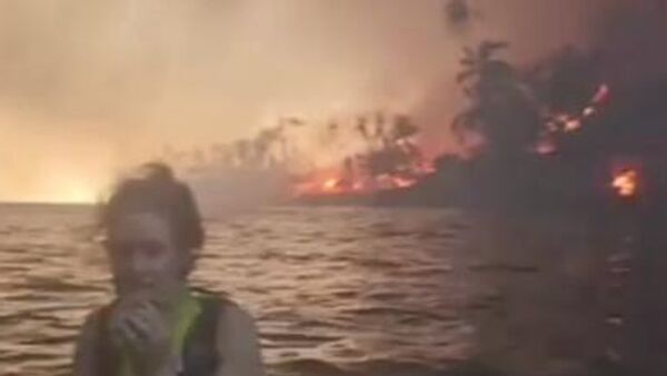 Люди спасаются от огня в воде в первые часы пожара на острове Мауи - Sputnik Южная Осетия