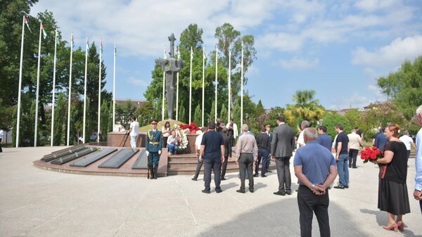 Возложение цветов к памятнику в Парке славы  - Sputnik Южная Осетия