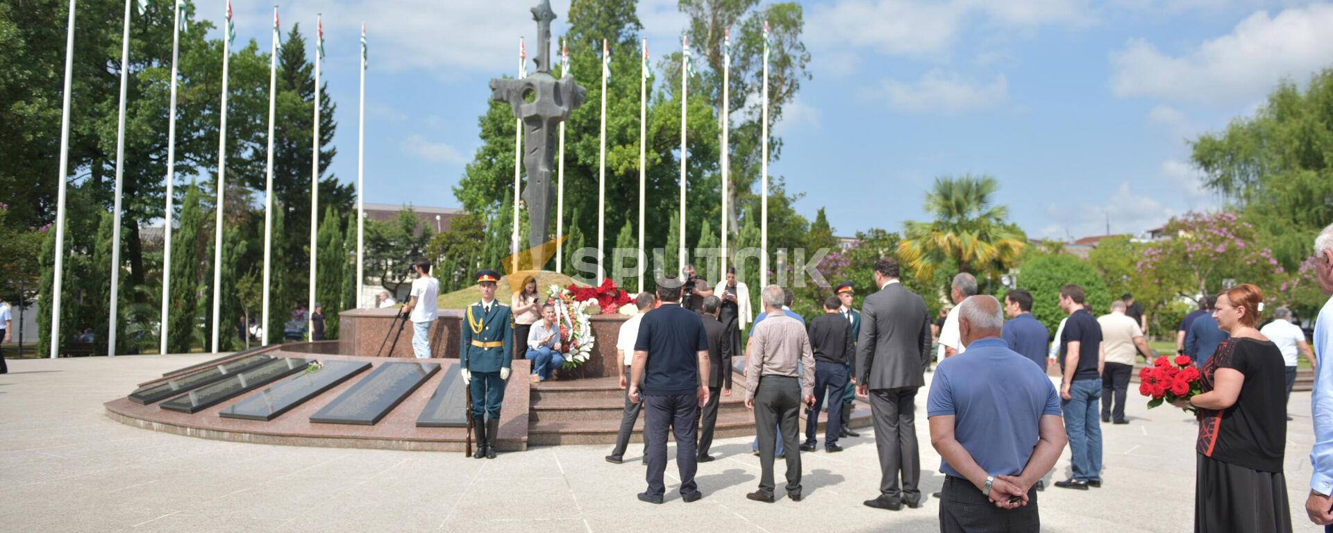 Возложение цветов к памятнику в Парке славы  - Sputnik Южная Осетия, 1920, 14.08.2023