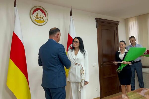 Президент Алан Гаглоев наградил сотрудников ЦИК - Sputnik Южная Осетия