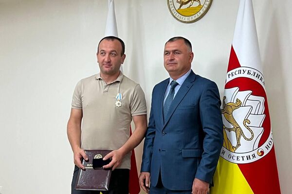 Президент Алан Гаглоев наградил сотрудников ЦИК - Sputnik Южная Осетия