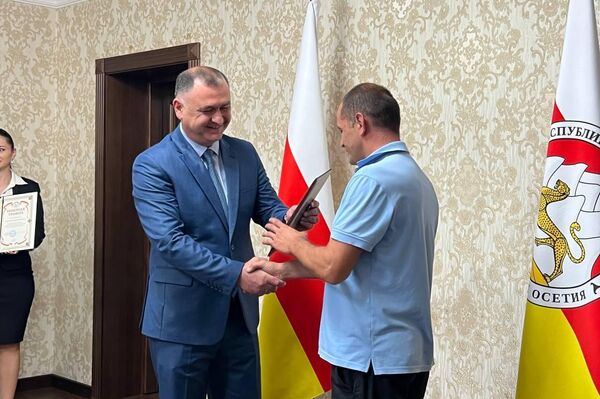Президент Алан Гаглоев вручает почетные грамоты работникам ГУП Водоканал - Sputnik Южная Осетия
