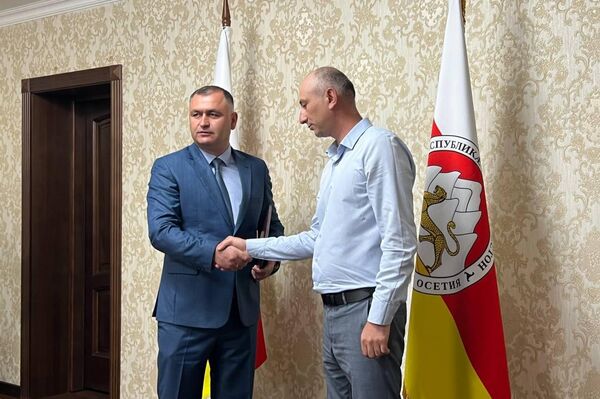 Президент Алан Гаглоев вручает почетные грамоты работникам ГУП Водоканал - Sputnik Южная Осетия