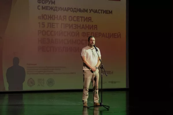 Автору фильма Руслану Гусарову присвоено почетное звание "Заслуженный журналист РЮО" - Sputnik Южная Осетия