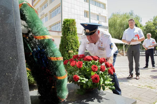 Участники форума возложили цветы к памятникам павшим воинам - Sputnik Южная Осетия