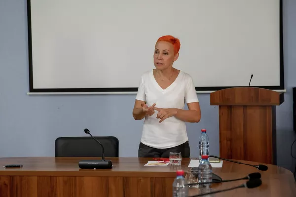 Российский политтехнолог, эксперт по PR и GR Алена Август провела в среду в Цхинвале мастер-класс для югоосетинских журналистов - Sputnik Южная Осетия