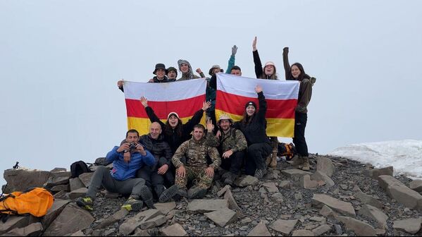 Студенческий клуб Аполлон совершил восхождение в честь 15-летия признания республики Россией - Sputnik Южная Осетия