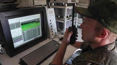  Военнослужащий на станции постановки помех РЭБ "Синица". Архивное фото