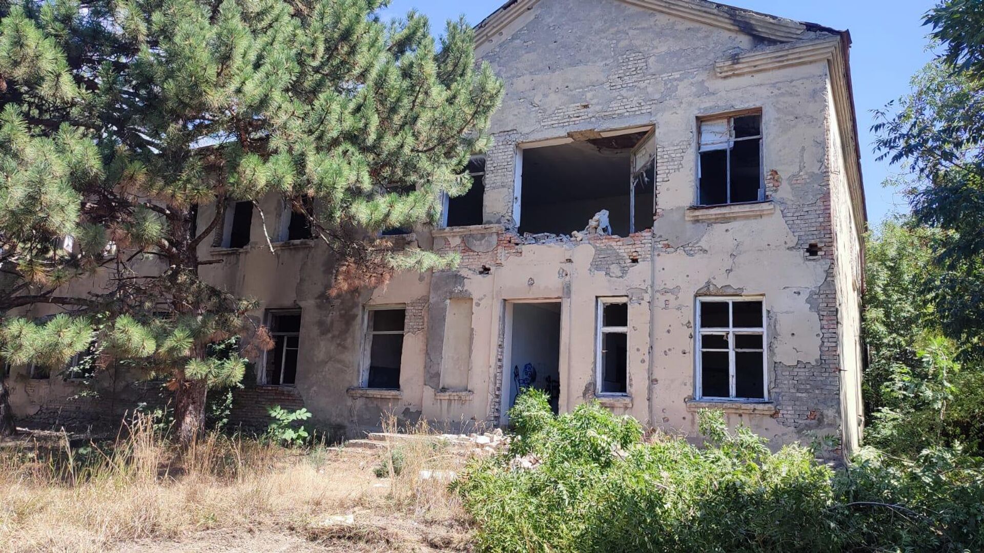 В Цхинвале сносят аварийное здание бывшего интерната - Sputnik Южная Осетия, 1920, 19.08.2023