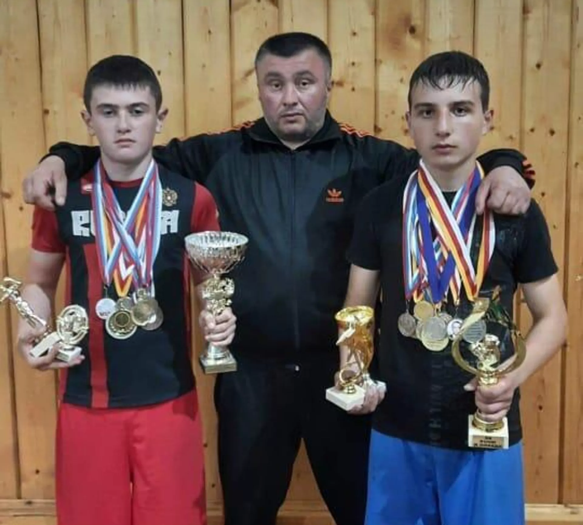 Алик Тедеев со своими воспитанниками Алик Тедеев со своими воспитанниками