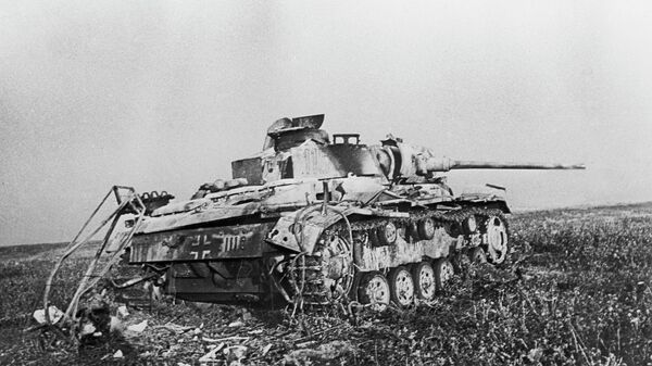 Подбитый фашистский танк в районе станции Прохоровка в ходе сражения на Курской дуге в 1943 году - Sputnik Южная Осетия