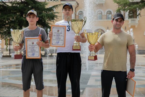 Второе место занял Арсен Багаев, ему 14 лет. Третьим стал Георгий Дзеранов. - Sputnik Южная Осетия
