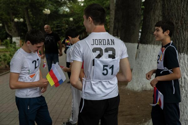Участникам марафона раздали флаги двух государств. - Sputnik Южная Осетия