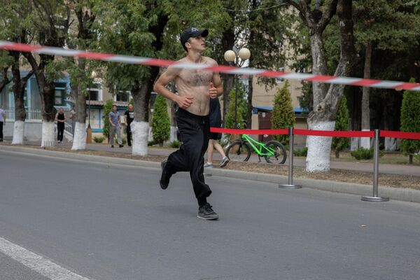 Победителем забега ко Дню признания среди мужчин стал атлет под номером 13 - Sputnik Южная Осетия