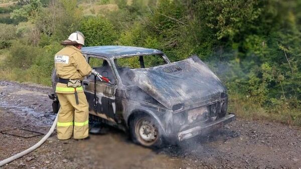 Пожарные на месте возгорания автомобиля Нива на сельской дороге в Южной Осетии  - Sputnik Южная Осетия