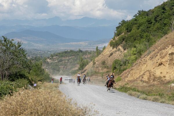 Привозные скакуны бежали отдельной группой, местные кони - отдельно. - Sputnik Южная Осетия