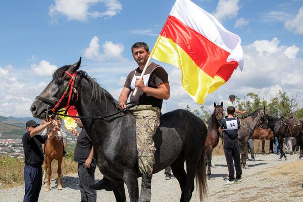 Наездник с флагом республики. - Sputnik Южная Осетия