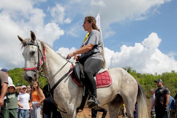 В соревнованиях участвовала лишь одна девушка со своим конем Греем. - Sputnik Южная Осетия