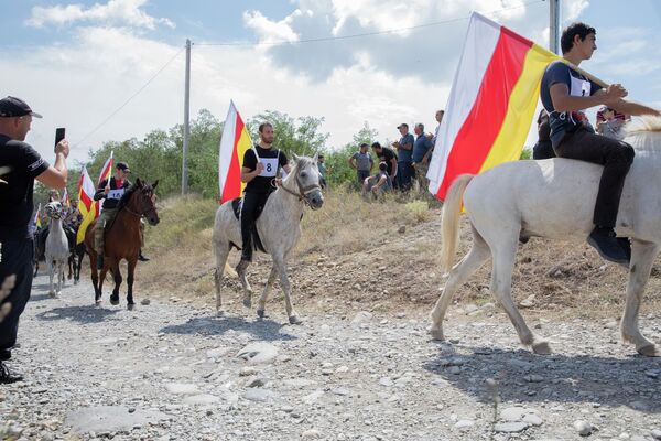 До начала соревнований участники прошли парадом с осетинскими флагами. - Sputnik Южная Осетия
