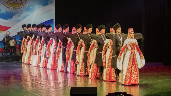 Праздничный концерт Танец дружбы с участием госансамблей Южной Осетии Симд и Абхазии Кавказ - Sputnik Южная Осетия